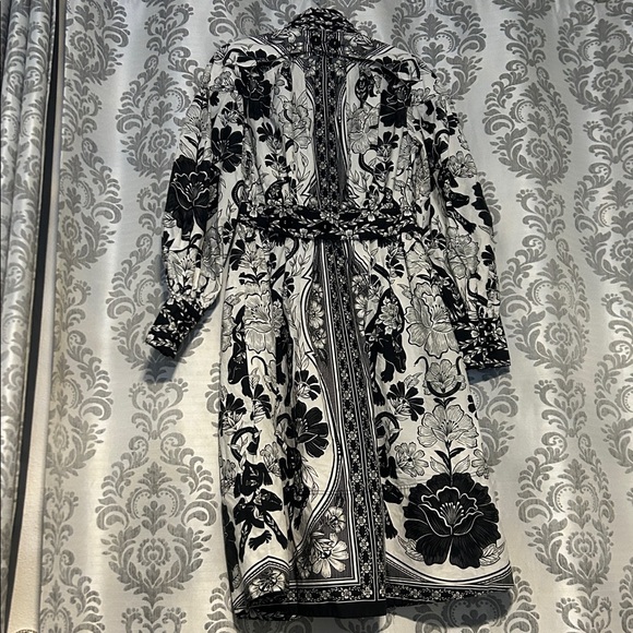 Farm Rio Black and White Floral midi dress size small - Picture 4 of 4
